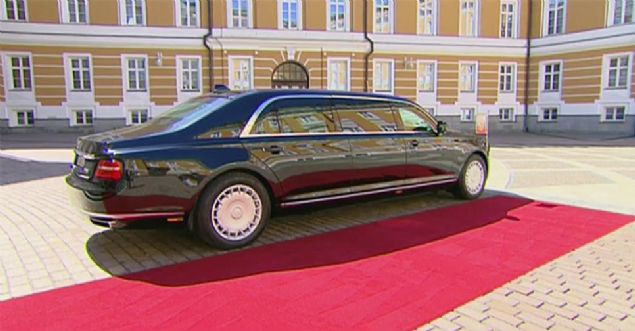 Rusya Devlet Başkanı Vladimir Putin, dünkü yemin törenine ABD başkanlarının ‘canavar’ diye anılan makam araçlarına benzeyen yerli üretim limuzinle gitti. Özel olarak tasarlanan aracın tanksavar füzesine dayanıklı olduğu belirtiliyor. Ayrıca, gerekirse Putin buradan nükleer silahları kontrol eden kırmızı füzeyi de kullanabilirmiş.