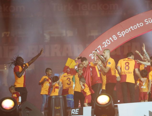 Galatasaray 21. şampiyonluğunu Türk Telekom Stadyumu'nda büyük bir coşkuyla kutladı. Şampiyonluk kutlamalarına sanatçı Berkay, Aleyna Tilki ve Gripin grubu katıldı. İşte Türk Telekom Stadyumu'ndaki muhteşem görüntüler...