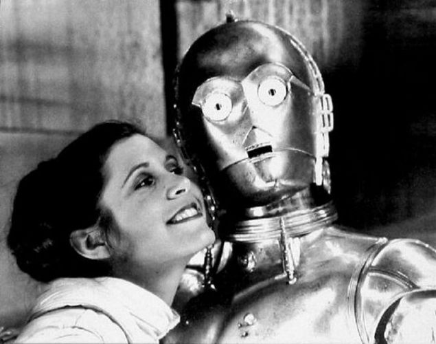 Star Wars: Episode VI - Return of the Jedi (Yıldız Savaşları: Bölüm VI – Jedi’ın Dönüşü) filminin beyazperdede seyirciyle buluşmasının üzerinden 35 yıl geçti. İşte 35 yıllık tanışmanın hatırına Star Wars üçlemesinin kamera arkasına bakış... <br><br> Anthony Daniels ve Carrie Fisher / Star Wars: Episode V - The Empire Strikes Back (1980)