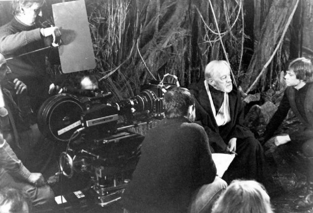 Star Wars: Episode VI - Return of the Jedi (Yıldız Savaşları: Bölüm VI – Jedi’ın Dönüşü) filminin beyazperdede seyirciyle buluşmasının üzerinden 35 yıl geçti. İşte 35 yıllık tanışmanın hatırına Star Wars üçlemesinin kamera arkasına bakış... <br><br> Anthony Daniels ve Carrie Fisher / Star Wars: Episode V - The Empire Strikes Back (1980)