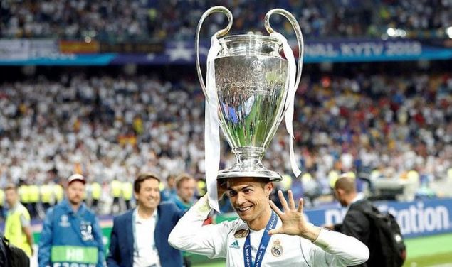 Real Madrid'in Portekizli yıldızı Cristiano Ronaldo'nun, UEFA Şampiyonlar Ligi Final maçında Liverpool'u 3-1 mağlup ettikleri karşılaşmanın ardından ayrılık sinyalleri vermesinin ardında yıldız oyuncunun maaşına istediği zam talebinin reddedilmesinin yattığı iddia ediliyor. İşte Ronaldo'nun üst sıralarda yer aldığı 'Dünyanın En Çok Kazanan Futbolcuları' listesi...