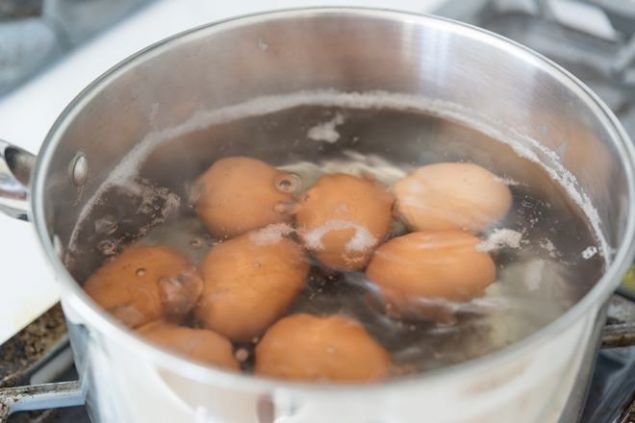 Yıllardır merak edilen bir soru… Çiğ yumurta mı yoksa pişmiş yumurta mı daha faydalı? Merak ettiğiniz bu sorunun cevabını açıklıyoruz.