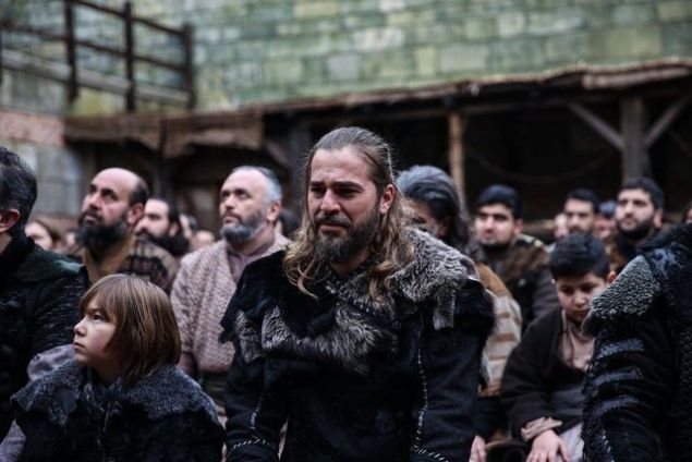 ATV'nin fenomen dizisi Sen Anlat Karadeniz başladığından beri yüzü gülmeyen TRT 1'in kültleşen dizisi Diriliş Ertuğrul'un düşüşü her geçen gün devam ediyor. Köşesinde konuya değinen Mesut Yar, bakın neler yazdı.