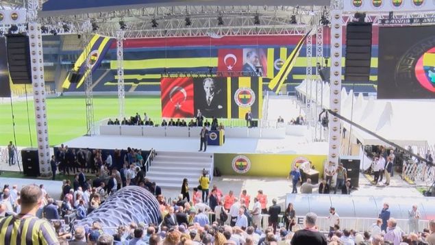 Fenerbahçe Kulübünün seçimli olağan genel kurul toplantısı Ülker Stadı Fenerium Tribünü'nde başladı.