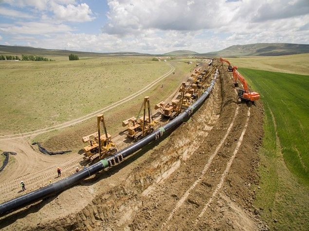 Türkiye ve Azerbaycan tarafından yapımı 3 yıldır süren Trans Anadolu Doğalgaz Boru Hattı (TANAP) bugün Cumhurbaşkanı Erdoğan’ın katıldığı törenle hizmete açıldı. TANAP, Azeri doğalgazını Türkiye üzerinden Avrupa'ya taşıyacak.