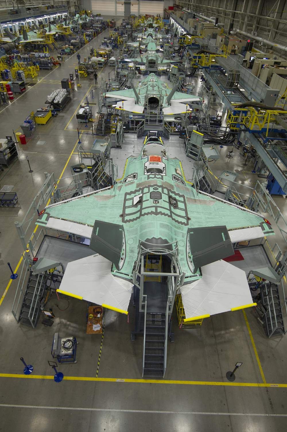 Türkiye'nin, program ortağı olduğu F-35 projesi kapsamındaki uçaklar Fort Worth kentinde yer alan Lockheed Martin tesislerinde üretiliyor. F-35 uçakları, düşük görünürlük, sensör teknolojileri ve radar sistemi gibi üstün yetenekleriyle Hava Kuvvetleri Komutanlığının operasyonel etkinliğini artıracak. Fotoğrafta, F-35 uçaklarının Lockheed Martin tesislerindeki üretim merkezi görülüyor.