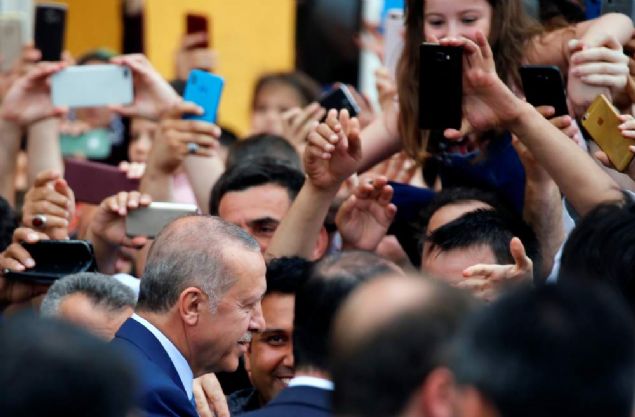 CUMHURBAŞKANI Recep Tayyip Erdoğan, seçimlerle ilgili yaptığı konuşmada 'Aldığım bilgilere göre ciddi sıkıntıların olmadığını öğrendik. Hayırlı olsun' dedi. Cumhurbaşkanı Erdoğan saat 13.30 sıralarında oyunu kullanacağı Üsküdar Saffet Çebi Ortaokulu'na geldi. Cumhurbaşkanı Erdoğan'la eşi Emine Erdoğan, Enerji ve Tabii Kaynaklar Bakanı Berat Albayrak, kızı Esra Albayrak ve torunları da okula geldi. Erdoğan'ı karşılayanlar arasında İstanbul Valisi Vasip Şahin, İstanbul Büyükşehir Belediye Başkanı Mevlüt Uysal, AK Parti İstanbul İl Başkanı Bayram Şenocak da yer aldı Erdoğan'ın okula girdiği sırada vatandaşlar yoğun ilgili gösterdi.
