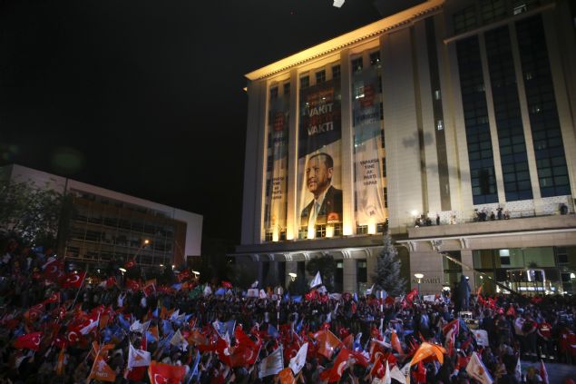 Cumhurbaşkanı Recep Tayyip Erdoğan seçimin ardından balkon konuşması yaptı. İstanbul'daki programını tamamlayarak Ankara'ya gelen Erdoğan, AK Parti Genel Merkezi'nin balkonundan vatandaşlara hitap etti