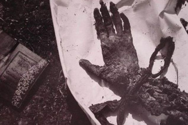 Büyük bir insanlık trajedisi olan Srebrenitsa katliamının üzerinden 23 yıl geçti. En az 8 bin 372 Boşnak sivilin Sırp askerlerce hunharca katledildiği Srebrenitsa soykırımı, aradan 23 yıl geçmesine rağmen Boşnak halkı için dinmeyen bir acı olarak kalmaya devam ediyor. İşte o korkunç katliamdan kareler...