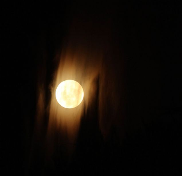                                                                 Kanlı Ay Tutulması Dünya'nın gölgesinin Ay'ı tamamen karanlığa bürüyerek Tam Ay Tutulması yaşandığı zaman gerçekleşir ve bu sebeple Ay kırmızı renk görünür.                                                       