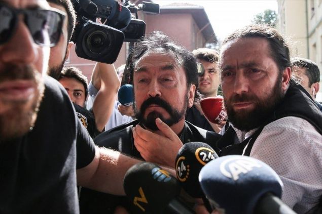 Oktar ile birlikte gözaltına alınan 235 kişi hakkında işlemler devam ederken, 235 kişilik gözaltı listesinde bulunanlar oldukça ilginç geçmişe ve kariyerlere sahip.