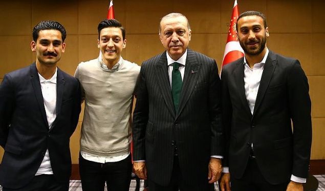 Mesut Özil, Cumhurbaşkanı Erdoğan ile görüşmesinin ardından maruz kaldığı ırkçı saldırılar sebebiyle Almanya Milli Takımı'nı bıraktığını açıkladı.
