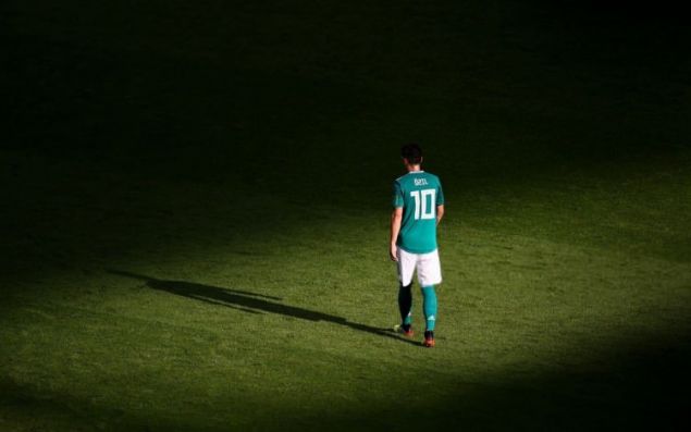 Mesut Özil, Cumhurbaşkanı Erdoğan ile görüşmesinin ardından maruz kaldığı ırkçı saldırılar sebebiyle Almanya Milli Takımı'nı bıraktığını açıkladı.