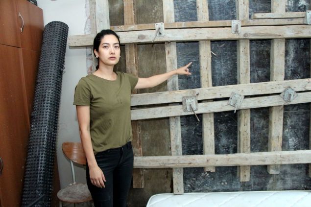 Beşiktaş'ta oyuncu Gülden Dudarık'ın evinin duvarı yan taraftaki inşaat çalışması sırasında yıkıldı. Yıkılan duvardan odaya beton döküldü. O sırada odada bulunan kardeşi ise duvarın altında kalmaktan son anda kurtuldu.
