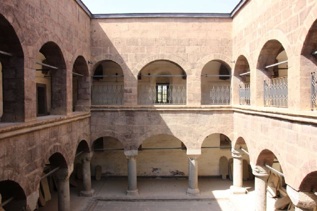 Hakkari'de, Osmanlı Devleti döneminde inşa edilen 317 yıllık geçmişe sahip Meydan Medresesi, 2 milyon 300 bin liralık proje ile ayağa kaldırılacak.