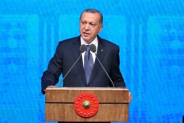Türkiye Cumhurbaşkanı Recep Tayyip Erdoğan, Cumhurbaşkanlığı Kabinesi'nin 400 projeyi içeren 100 günlük eylem planını canlı yayında kamuoyuna açıkladı. <br><br> 100 günlük programda yer alan savunma hamlesiyle Türkiye'nin gücüne güç katacak heyecanlandıran projeler de yer aldı. <br><br> İşte Türkiye'ye çağ atlatacak milli savunma projeleri