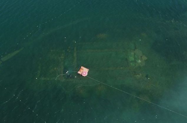 4 yıl önce suların çekilmesiyle havadan tesadüfen görüntülenen 20 metre açıkta 5 metre derinlikteki bazilikada yapılan arkeolojik kazılar titizlikle sürüyor.