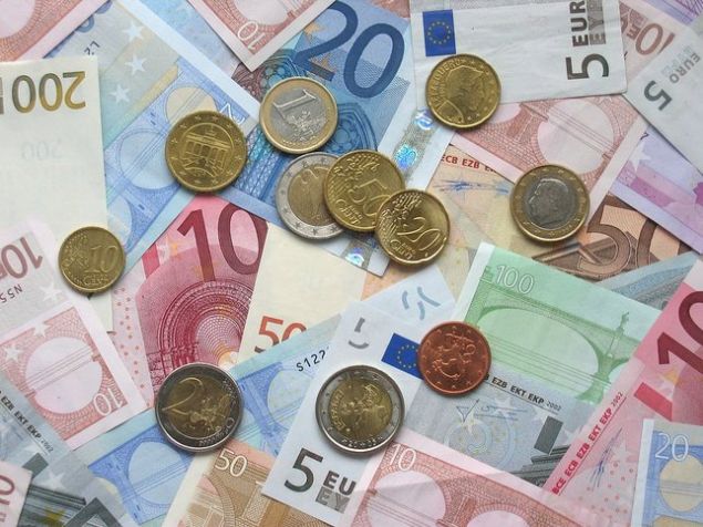 Son dönemdeki kur artışlarına ve Financial Fair Play'e (FFP) rağmen üç büyükler ödemelerini Euro ile yapmaya devam ediyor. <br><br> Financial Fair Play kuralları sebebiyle ligimizin üç büyük ekibi olan Galatasaray, Fenerbahçe ve Beşiktaş, bu transfer dönemini sessiz geçirmeye devam ediyor. Son dönemlerdeki kur artışları yüzünden takımların borçları yüzde 50 artarken, bu durum yönetimlerin belini büküyor.