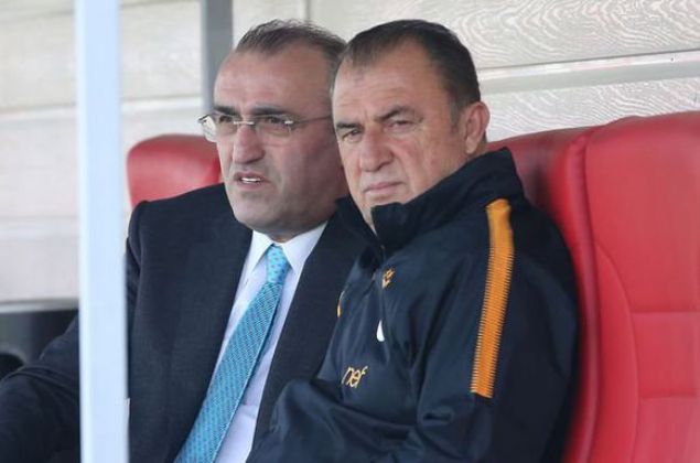 Galatasaray teknik direktörü Fatih Terim'in ezeli rakiplerine verdiği transfer mesajı gündeme oturmuştu. Terim'in 'Her oyuncu istediği kulübe gidebilir. 4 büyük arasında transfer engelini aşmalıyız. Eskiden zaten böyle değildi. Şimdi 'Ezeli rakiplere gidemez' diye madde koyuyoruz. Neden korkuyoruz? Bırakalım artık bunları' sözleri üzerine akıllara ezeli rakipler arasında yapılan transferler geldi. <br><br> Son olarak Abdürrahim Albayrak'ın 'Fikret Orman'la konuştum ve bir futbolcuyla ilgili kendisinden görüş aldım. 'Hiç problem yok, alabilirsin' dedi. Kendisine teşekkür ediyorum' şeklinde açıklama yapması akıllara ezeli rakipler arasında bir transfer daha mı oluyor? sorusunu getirdi.