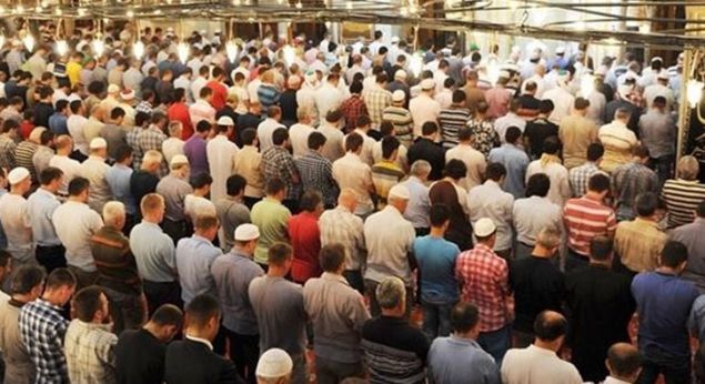 Türkiye 21 Ağustos 2018 salı günü Kurban Bayramı namazı için camilere akın edecek. 4 gün sürecek olan Kurban Bayramı, bayram namazının kılınması ile başlamış olacak. 9 günlük bayram tatili ile gelen Kurban Bayramı, 24 Ağustos cuma günü bitecek Diyanet İşleri Başkanlığı 2018 yılının bayram namazı saatlerini tüm iller için belirledi. Buna göre İstanbul Kurban bayramı namaz saati : 07:00 Bayram Namazı 2 rekat olarak kılınır. Bayram namazına niyet ederken 'Niyet ettim vacip olan bayram namazını kılmaya, uydum hazır olan imama' denilir. Diğer namazlardan farklı olarak bayram namazlarının birinci rek'atında üç, ikinci rek'atında da üç kere olmak üzere fazladan altı tekbir alınır. Bunlara 'Zevaid' tekbirleri denir. Kurban Bayramı namazı vakti güneş doğduktan 45-50 dakika sonra israk vaktinde girer. Bayram namazı farz değil vaciptir. Bayram namazı cemaatle birlikte kılınır ve ezan okumak, ikamet getirmek yoktur. Bayram hutbesi sünnettir ve namazdan sonra okunur. İlk gün bayram namazını mazeretli olarak kılamayanlar ikinci ya da bayramın diğer günlerinde kılabiliyorlar. Tüm yurtta 'Kurban Bayramı' namazı 21 Ağustos 2018 salı günü sabahında kılınacak. 4 gün sürecek olan Kurban Bayramı 24 Ağustos cuma günü bitecek. Diyanet İşleri Başkanlığı'nın yayınladığı 2018 yılı bayram namazı listesine göre il il bayram namazı saatleri haberimizde. Kur'an'da Hz. Âdem'in iki oğlunun Allah'a kurban takdim ettiklerinden söz edilir (el-Mâide 5/27); bir başka âyette de ilâhî dinlerin hepsinde kurban hükmünün konulduğuna işaret edilir (el-Hac 22/34). Ancak Yahudilik ve Hıristiyanlık'ta kurban telakkisi bir hayli değişikliğe uğramıştır. Hıristiyanlık'ta İsâ'nın çarmıha gerildiği ve bunun insanoğlunun aslî günahına karşı Baba'nın oğlu İsâ'yı feda etmesi olduğu inanışıyla kurban telakkisi özel bir anlam kazanmıştır. İslâm'da kurbanın dinî hükmüyle ilgili olarak Kur'an'da, Hz. Peygamber'in sünnetinde önemli açıklamalar yer almış, bu çerçevede oluşan fıkıh kültüründe de konu hakkında ayrıntılı bilgi ve hükümler derlenmiştir. 2018 Kurban Bayramı namazı saatleri Diyanet İşleri Başkanlığı tarafından yayınlandı.