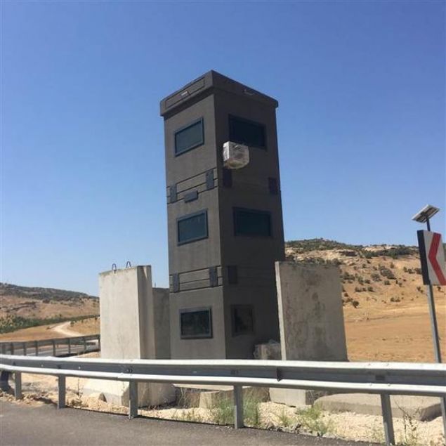Güneydoğu Anadolu Bölgesi'nde terör saldırıları ve olası silahlı eylemleri engellemek için alınan önlemlere bir yenisi daha eklendi. Daha önce kent merkezlerinde kritik noktalara konulan 10 ton ağırlığındaki patlayıcı ve roketli saldırılara karşı dayanıklı zırhlı kuleler, artık karayollarında önlem alacak olan güvenlik korucuları için konulmaya başlandı.