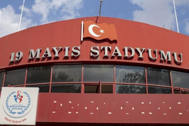 Başkentin futbol takımlarına uzun yıllardır hizmet veren Ankara 19 Mayıs Stadı'nın yıkım süreci devam etti.