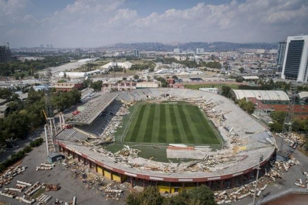 Başkentin futbol takımlarına uzun yıllardır hizmet veren Ankara 19 Mayıs Stadı'nın yıkım süreci devam etti.