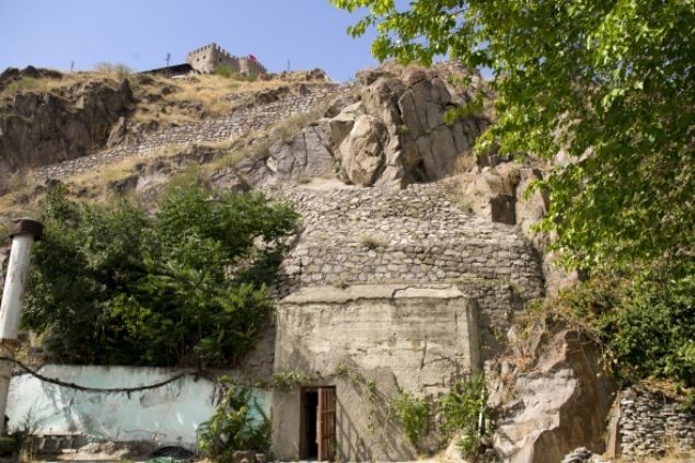 Türkiye`nin II. Dünya Savaşı`nda aldığı tedbirler doğrultusunda Ankara Kalesi`nin altına inşa edilen Kalealtı sığınağı, Ankara’ya müze olarak kazandırılmayı bekliyor.
