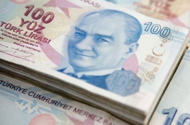 Milyonlarca çalışan yıllardır emeklilikte yaşa takılanların (EYT) sorununun Meclis'te görüşülmesini bekliyor. Meclis'te 302 koltuğa sahip dört parti EYT sorununu çözmek için ortak noktada buluştu gözler 1 Ekim'de açılacak olan Meclis'e döndü. Peki ama EYT sorunu ortadan kalkıyor mu? EYT'ye takılanlar ne zaman emekli olabilecek? İşte EYT ile ilgili son dakika gelişmeleri...