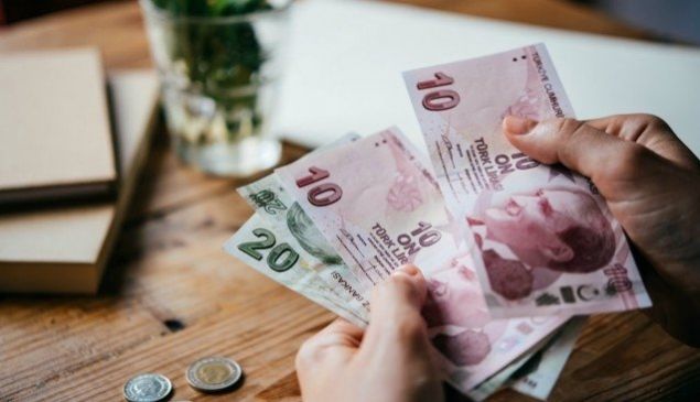 Milyonlarca çalışan yıllardır emeklilikte yaşa takılanların (EYT) sorununun Meclis'te görüşülmesini bekliyor. Meclis'te 302 koltuğa sahip dört parti EYT sorununu çözmek için ortak noktada buluştu gözler 1 Ekim'de açılacak olan Meclis'e döndü. Peki ama EYT sorunu ortadan kalkıyor mu? EYT'ye takılanlar ne zaman emekli olabilecek? İşte EYT ile ilgili son dakika gelişmeleri...
