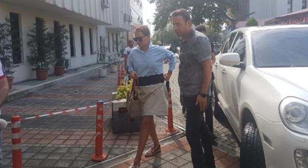 BEYKOZ'daki villasına Okan Kurt'un borçları nedeniyle haciz geldikten sonra eşiyle 2 dakikada tek celsede boşanan Demet Akalın, 'formaliteden boşandılar' iddialarına cevap verdi.