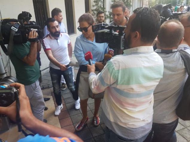 BEYKOZ'daki villasına Okan Kurt'un borçları nedeniyle haciz geldikten sonra eşiyle 2 dakikada tek celsede boşanan Demet Akalın, 'formaliteden boşandılar' iddialarına cevap verdi.
