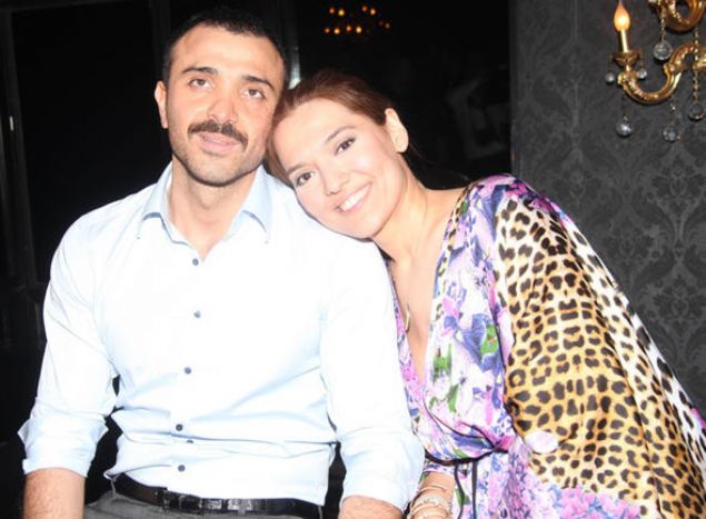 Eşi Okan Kurt’tan 2 dakikada boşanan Demet Akalın, dün konser için Antalya’ya giderken havalimanında soruları yanıtladı, kızı Hira'yla ilgili detay ilk kez ortaya çıktı