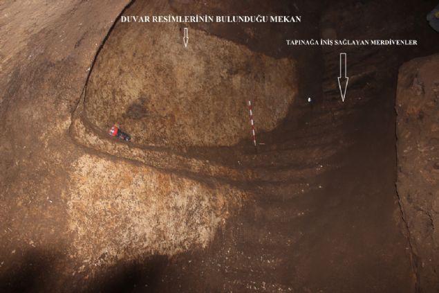 Dünyanın en eski yerleşim yerlerinden Şanlıurfa'nın Siverek ilçesine bağlı Başbük Mahallesi'nde yaklaşık 3 bin yıllık Yeni Asur dönemine ait tapınak bulundu.