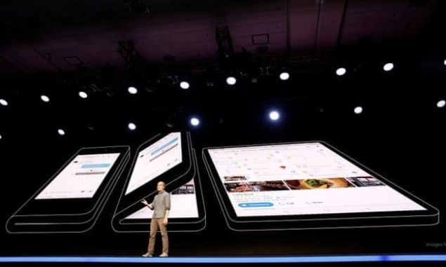 Güney Kore merkezli teknoloji devi Samsung ilk katlanabilir akıllı telefon modelinden yeni detaylar paylaştı. <br><br> Samsung, 'Samsung Geliştirici Konferansı' kapsamında uzun süredir merakla beklenen katlanabilir ekranlı akıllı telefon teknolojisini nihayet görücüye çıkardı.