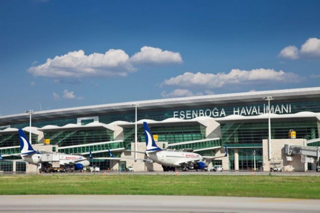 TÜRKİYE’de, havalimanlarında güvenlik teknolijlerinde bir ilk; Aralık ayında Ankara Esenboğa Havalimanı'na Tehdit Algılama Sistemi kurulmasıyla başlıyor. Terminal girişlerine kurulacak olan sistem, saatte 10 bin kişiye kadar tarama kapasitesine sahip olacak ve kişilerin üzerinde olası her türlü patlayıcıyı, uzun namlulu silahları gerçek zamanlı tespit ederek otomatik alarm verecek. Sistem güvenliğe de hız kazandıracak.