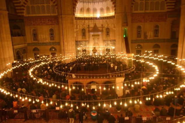 Hazreti Muhammed'in dünyaya teşrif ettiği gece olarak bilinen Mevlit Kandili münasebetiyle vatandaşlar yağmura aldırmadan camilere akın etti.