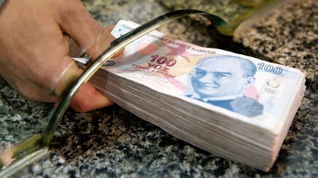 3600 ek gösterge son dakika haberleri memur, polis, öğretmen emekli maaşı ne kadar oldu? Öğretmen, polis, hemşire ve din görevlilerini kapsayan 3600 ek gösterge çıkıyor, son karar 7 Aralık’ta yapılacak olan toplantıda verilecek peki maaşlar ne kadar artacak? 1.5 milyon öğretmen, polis, hemşire, din görevlisi, idareci ve emeklilerin beklediği 3600 ek göstergede artık sona gelindi. Kararı verecek olan Kamu Personeli Danışma Kurulu son toplantısını 7 Aralık’ta yapılacak. Milyonlarca memuru ilgilendiren bu toplantı da 3600 ek gösterge kararının sonuçlandırılması bekleniyor. Eğer karar çıkarsa maaşlar ve emekli ikramiyeleri bakın ne kadar olacak... 3600 ek göstergeyle ilgili kritik toplantı Aile Çalışma ve Sosyal Hizmetler Bakanı Zehra Zümrüt Selçuk başkanlığında yapılacak. Toplantıya, Memur-Sen, Türkiye Kamu-Sen ve KESK yöneticileri ve hizmet kollarında yetkili sendikaların genel başkanları da katılacak. Bu toplantı Kamu Personeli Danışma Kurulu'nun ikinci ve son toplantısı olacak. Haliyle olumlu ya da olumsuz bir karar çıkması bekleniyor. <br><br> 1.5 milyon öğretmen, polis, hemşire, din görevlisi, idareci ve emeklilerin beklediği 3600 ek göstergede artık sona gelindi. Kararı verecek olan Kamu Personeli Danışma Kurulu son toplantısını 7 Aralık’ta yapılacak. Milyonlarca memuru ilgilendiren bu toplantı da 3600 ek gösterge kararının sonuçlandırılması bekleniyor. Eğer karar çıkarsa maaşlar ve emekli ikramiyeleri bakın ne kadar olacak...
