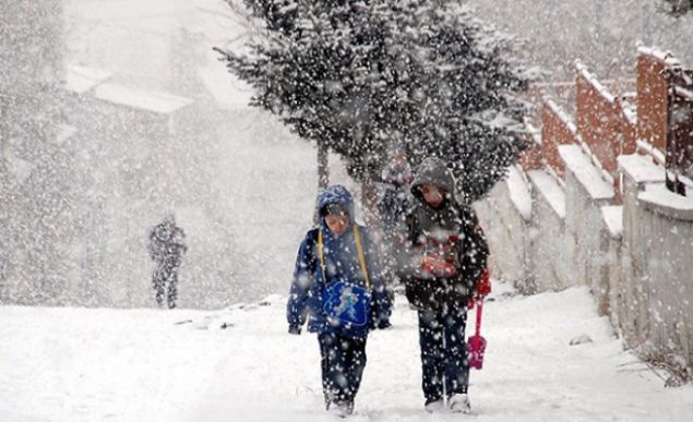TÜRKİYE balkanlar üzerinden gelen yeni kar yağışının etkisi altına girdi, meteoroloji yoğun kar yağışının 5 gün süreceğini açıkladı.