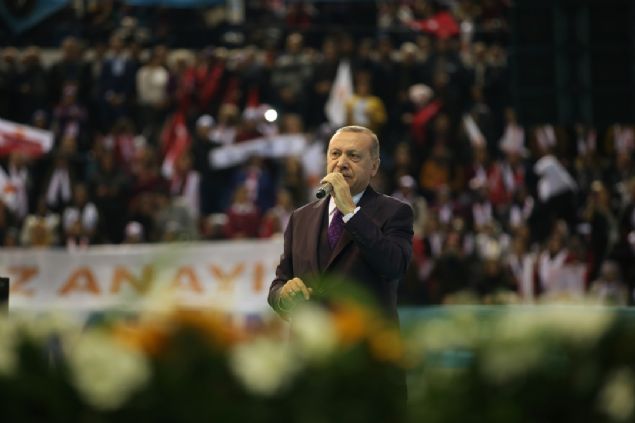 Ak Parti son dakika İzmir ilçe belediye başkan adayları isim listesi açıklandı. Bugün Cumhur İttifakı kapsamında bir araya gelen MHP ve Ak Parti'den İzmir adayları belirlendi. Uzun süredir merak edilen konular arasında yer alan; İzmir Ak Parti aday isim listesi açıklandı mı? Ak Parti MHP'den İzmir ilçe belediye aday isim listesinde kimler var? Ak Parti İzmir adayları kimler oldu? MHP'nin İzmir 3 ay ilçesinden kimler aday oldu? İstanbul Ankara ve İzmir'den Ak Parti MHP belediye başkan adayları kimler? soruların yanıtlarını bu haberimizde derledik. Saat 14:00'da başlayan AK Parti İzmir Teşkilatı, İzmir'in 30 ilçesinin adayını açıklayacakken, programın yapılacağı Halkapınar Spor Salonu'nda yapılacak Aday Tanıtım Toplantısı için tüm hazırlıklar tamamlandı. Alınan son dakika bilgisine göre AK Parti İl Başkanı Aydın Şengül, 'AK Parti'nin çıkaracağı isimler netleşti. MHP adaylarını da birlikte açıklayacağız. İsimler netleşti ama birkaç ilçeyle ilgili bugün konu sonuca bağlanacak' denildi. AK Parti İl Başkanı: İzmir'de 6 ilçe MHP'ye verildi! Ak Parti İzmir ilçe belediye başkan adayları son dakika haberleri ve yeni gelişmeler haberimizde. İşte MHP Ak Parti son dakika İzmir ilçe belediye başkan adayları isim listesi