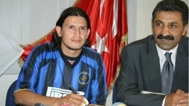 Dünya tarihinde birçok gösterişli imza töreni düzenlendi. Ancak bazıları yaşanan tuhaflıklarla akıllarda yer etti. İşte futbol tarihinin ilginç imza törenleri. <BR><BR> Emre Toraman - Kayseri Erciyesspor - Kayseri Erciyesspor yeni transferi Emre Toraman için imza töreni düzenlemişti. Ancak Kayserispor ile Kayseri Erciyesspor arasındaki isim değişikliğinden dolayı henüz yeni formalar hazırlanmamıştı. Erciyesspor bu durumu Emre'ye Inter formasıyla imza attırarak çözmüştü.