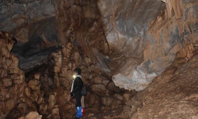 Hakkari'ye bağlı Yüksekova ilçesinin terörden temizlenen Dağlıca bölgesine yürüyüş gerçekleştiren öğrenciler, içerisinde sarkıt ve dikitler bulunan mağara buldu. Öğrenciler, bölgede benzeri olmayan mağaranın turizme kazandırılması gerektiğini söyledi.