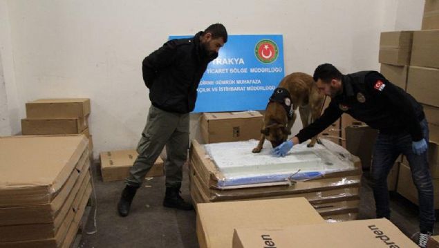 Edirne'de Kapıkule Sınır Kapısı'ndan çıkış yapmak isteyen duş kabini yüklü TIR'da, piyasa değeri yaklaşık 90 milyon 800 bin lira olan 454 kilo 38 gram eroin ele geçirdi. Duş teknelerinin taban kısmına gizlenen eroinle ilgili gözaltına alınan tır şoförü tutuklandı.