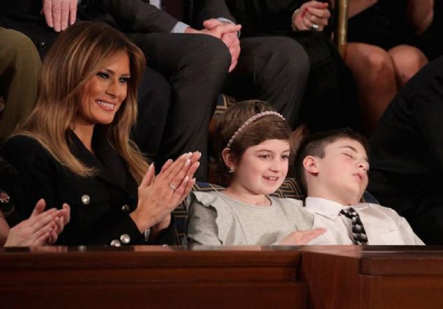 ABD Başkanı Trump, başkanlık koltuğundaki ikinci 'Birliğin Durumu' konuşmasını Temsilciler Meclisi Genel Kurul salonunda yaptı. Ancak konuşmaya horul horul uyuyan küçük Joshua Trump damga vurdu.
