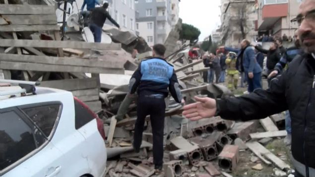 İstanbul Kartal'da 8 katlı bir bina çöktü. İstanbul Valisi Yerlikaya, Kartal'da binanın çökmesi sonucu 2 kişinin öldüğünü, 1'i ağır 7 kişinin yaralı kurtarıldığını söyledi. Yerlikaya, 9 yaşında bir çocuğun enkaz altında olduğunu belirterek, 'Muhammet Alemdar'ımız, 9 yaşında, kendisiyle devamlı görüşüyoruz. Dua edelim, onu oradan sağlıkla inşallah kurtaracağız' dedi. TBMM Başkanı Yıldırım, '4 vatandaşımızla temas kurulmuş ve onların sağ salim çıkarılması için arkadaşlarımız olağanüstü bir gayret içerisindeler' dedi. İçişleri Bakanı Süleyman Soylu, 'Son olarak 4 kişi enkaz altından çıkarıldı, birinin durumu ağır' açıklamasını yaptı. Şehircilik Bakanı Kurum ise, 'Çöken binanın yanındaki 7 bina tedbir amaçlı boşaltıldı. Yandaki binanın kurtarma alanına yıkılma ihtimali var' dedi. Başsavcılık olayla ilgili soruşturma başlatırken, Anadolu Sulh Ceza Hakimliği yayın yasağı kararı verdi.