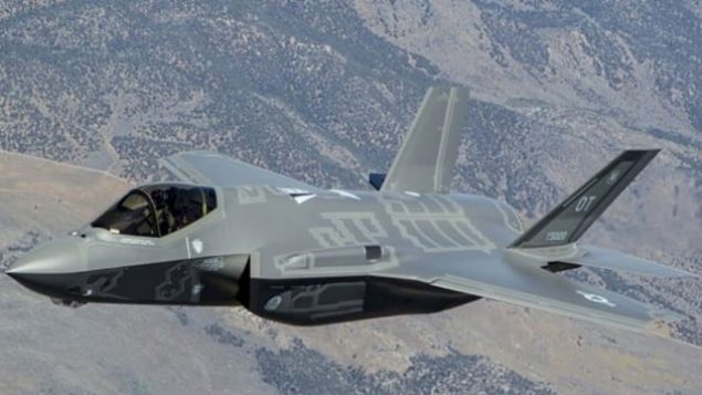 Alman hükûmetinin ömrü tükenmekte olan Tornado savaş uçaklarının yerini doldurma politikası kapsamında F-35 uçaklarından vazgeçmesi, Alman Hava Kuvvetlerinin eski denetimcilerinin sert eleştirilerine neden oldu. Korgeneraller Müllner ve Stieglitz, Tornado’nun yerine düşünülen “devri geçmiş” F-18 ve Eurofighter uçaklarının Almanya’nın saygınlığını azaltacağını ve “yeterince etkili olmadıklarını” ifade etti.