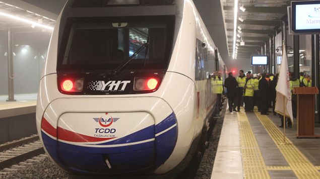 Gebze-Halkalı arasını 115 dakikaya düşürecek olan Yüksek Hızlı Tren'in test sürüşü, Ulaştırma ve Altyapı Bakanı Cahit Turan tarafından gerçekleştirildi. Gebze-Halkalı Banliyö hattında yapılan iyileştirme çalışmalarında sona gelindi. İstanbul banliyösü hattına entegre edilen Yüksek Hızlı Trenin ilk test sürüşünü Ulaştırma ve Altyapı Bakanı Cahit Turan tarafından gerçekleştirildi. İlk defa Anadolu'dan Avrupa'ya geçen yüksek hızlı trenle Söğütlüçeşme İstasyonu'nda başlayan sürüş Halkalı İstasyonunda son buldu. Seyahat sırasında basın mensuplarına açıklama yapan Turan, çalışmalar hakkında bilgi verdi.