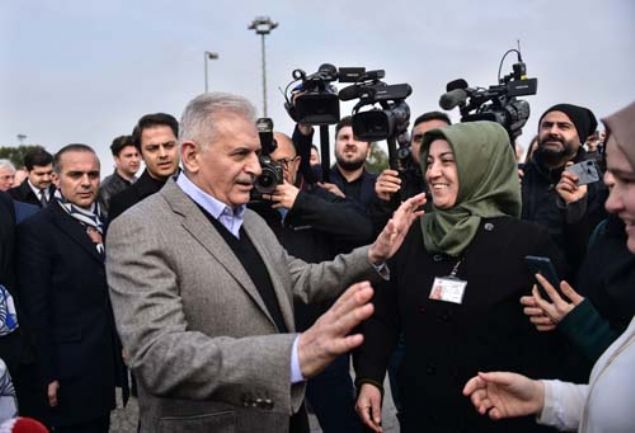 AK Parti İstanbul Büyükşehir Belediye Başkan Adayı Binali Yıldırım, Silivri'de çiçekçilikten 4 bin kişinin iş sahibi olacağını belirterek, 'Çünkü İstanbul'un çiçeğini, başka şehirlerden alıyoruz. Burnumuzun dibinde Silivri'de, çiçekçilik köyü var. Şimdi onu geliştireceğiz, bütün İstanbul'u süsleyecek çiçekleri de Silivri'den almış olacağız.' dedi.