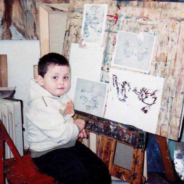 Resim çizmeye 2 yaşında başlayan Dusan Krtolica, 16 yaşına geldiğinde eserlerini bir çok ülkeye satmaya başladı.