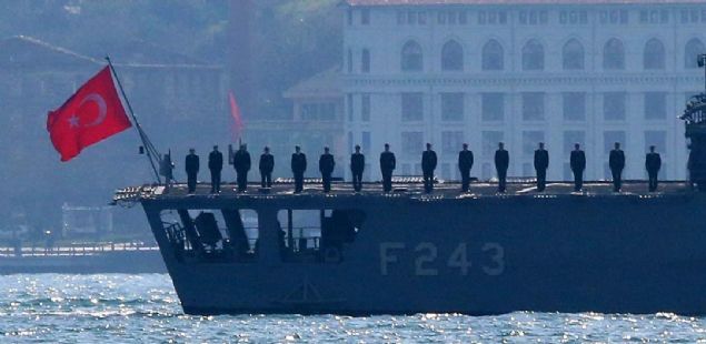Mavi Vatan-2019 Tatbikatı’na katılan ve Karadeniz'de liman ziyaretini de gerçekleştiren gemilerimiz, Beşiktaş'taki Barbaros Hayrettin Paşa Türbesi'ni selamlayarak İstanbul Boğazı'ndan geçişlerini yaptı.